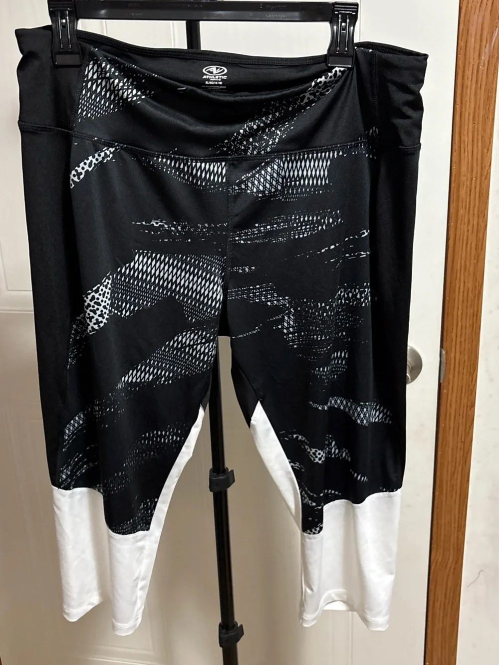 Athletic Works Black & White Patterned Workout Capris